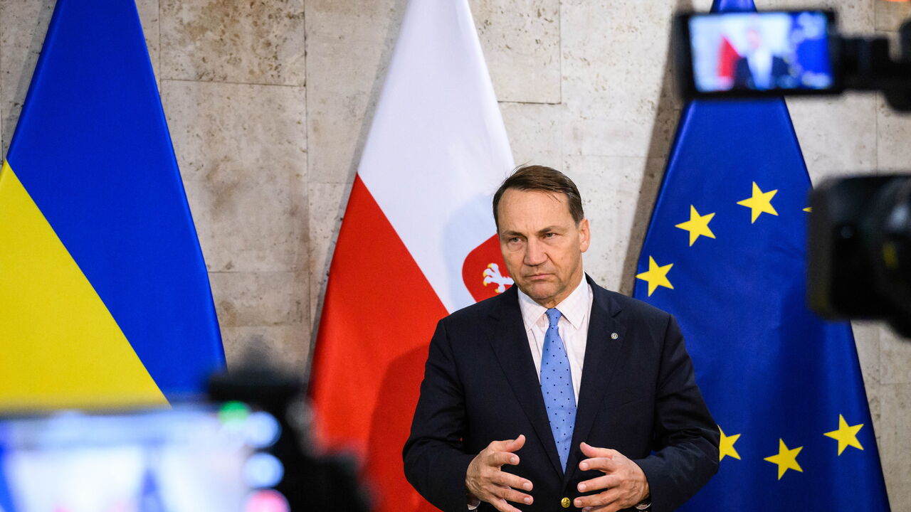 Polish Foreign Minister Sikorski Visits Kyiv Amid Russian Airstrikes for Security Talks - News Directory 3