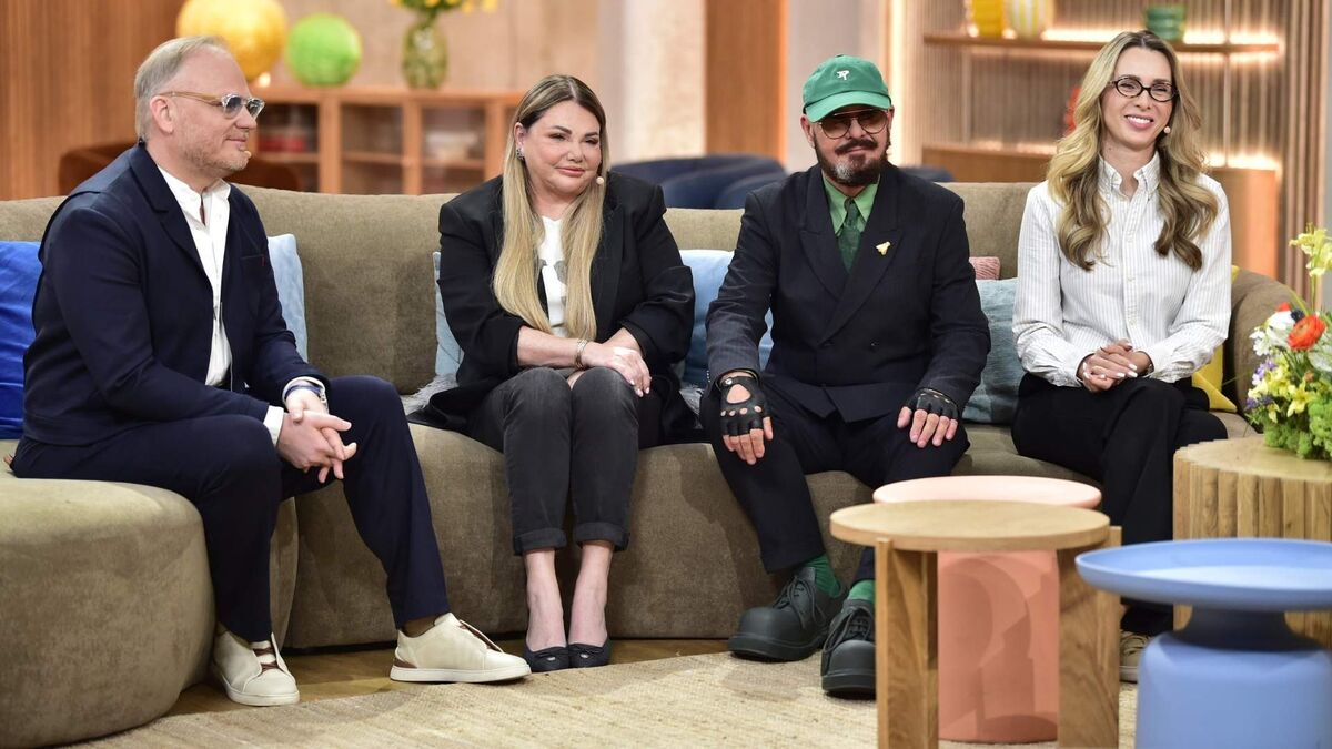Paweł Markiewicz, Katarzyna Niezgoda, Tomasz Jacyków i Kamila Brzozowska siedzą na kanapie w studiu programu „Pytanie na śniadanie”. Goście zwróceni są w stronę prowadzących znajdujących się poza kadrem. Przed nimi stoją stoliki kawowe, a w tle widoczne są elementy wystroju studia.